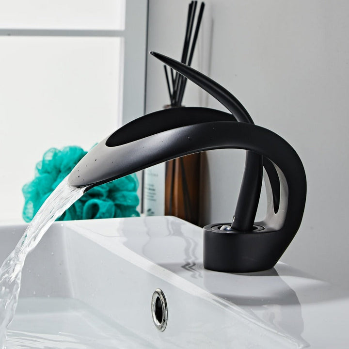 FlowArc – Moderne badkamerkraan met watervalfunctie en minimalistische bediening