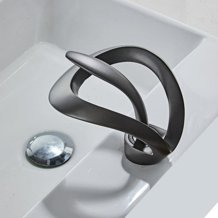 FlowArc – Moderne badkamerkraan met watervalfunctie en minimalistische bediening