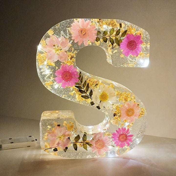LumiFlair Nachtlampje met Initiaal en Bloemen | Gepersonaliseerd Licht in Hars met Zachte LED-verlichting