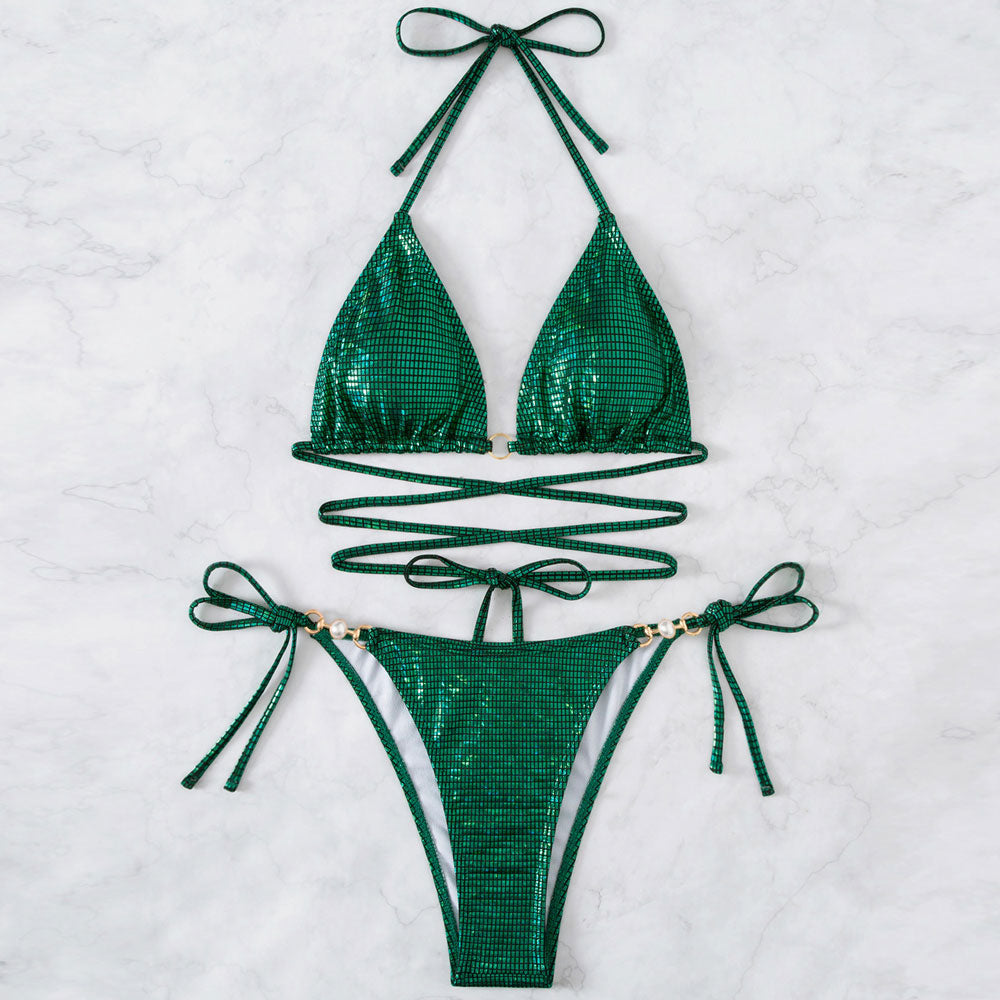
                  
                    Glanzende Metallic Halter Bikini met Triangel Top en Cheeky Bottom - SkinzLine
                  
                