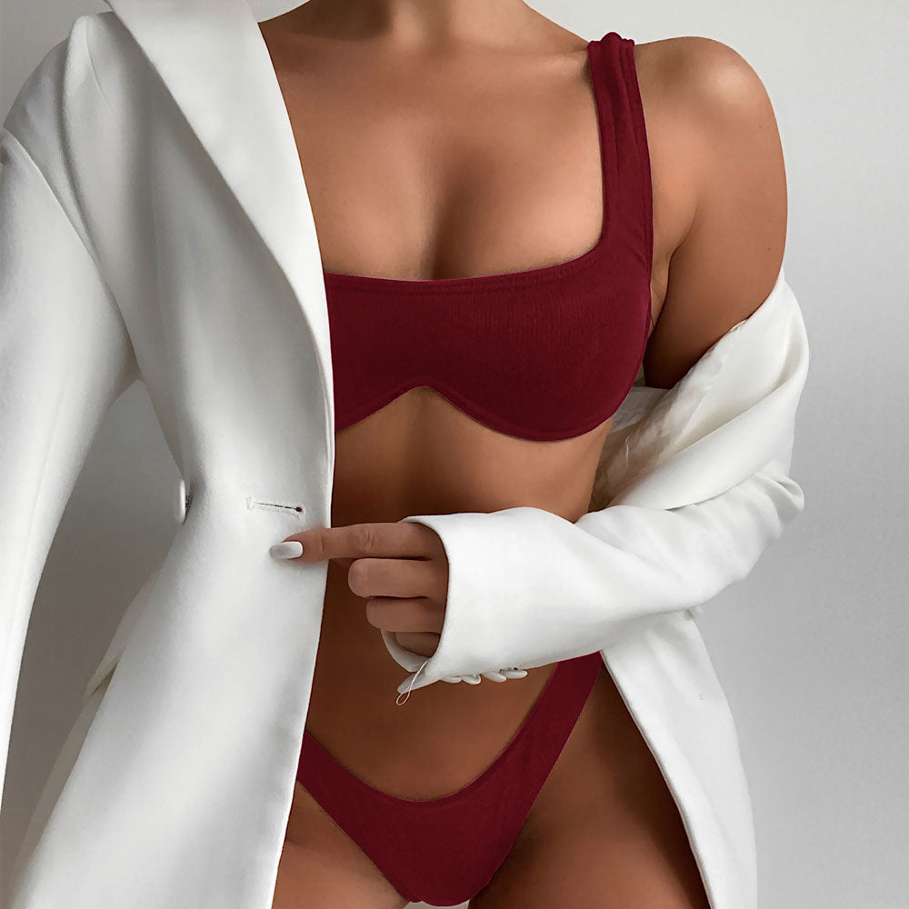 
                  
                    Geribbelde High Cut Bralette Bikini met Beugel en Cheeky Bottom - SkinzLine
                  
                