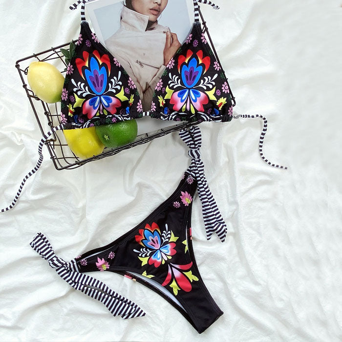 
                  
                    Braziliaanse Halter Bikini met Bloemenprint en Strependetail - SkinzLine
                  
                