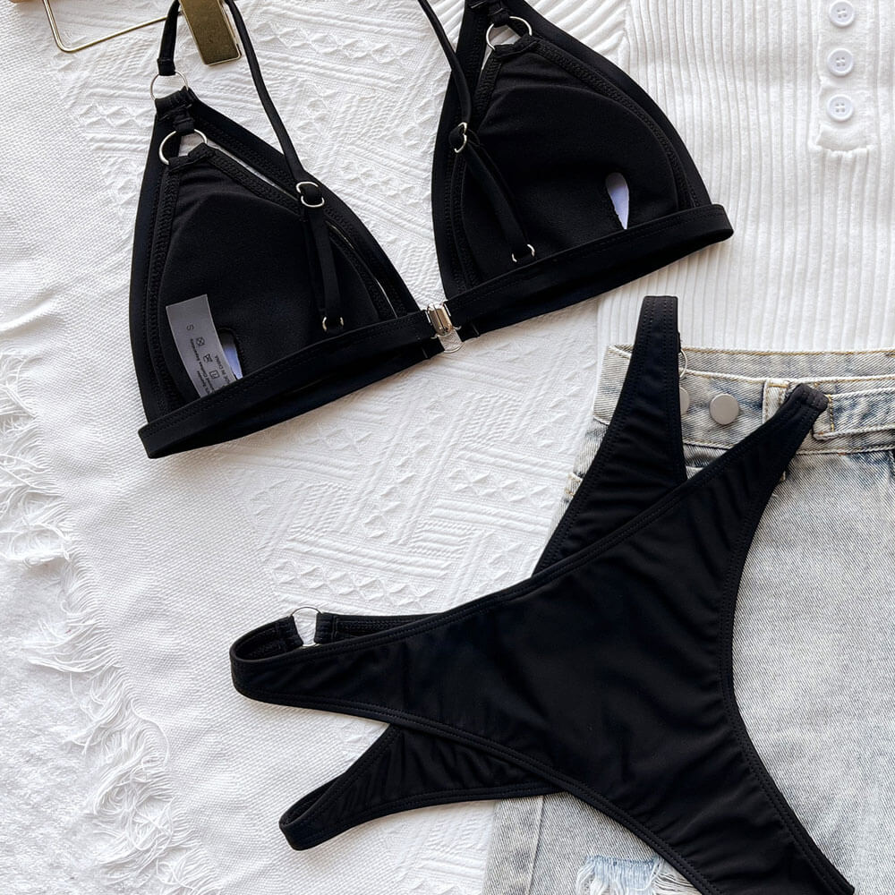 
                  
                    Triangle Cut-Out Brazilian Bikini Set met Metalen Details - SkinzLine
                  
                