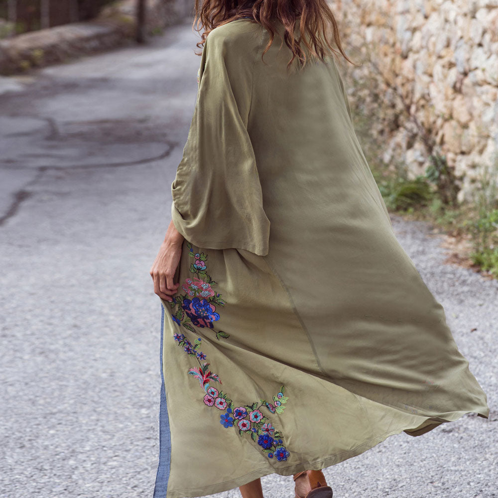 
                  
                    Bohemian Maxi Strand Cover-Up met Geborduurde Bloemen – Elegant & Trendy - SkinzLine
                  
                