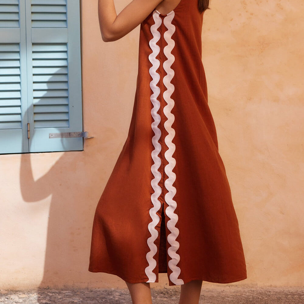 
                  
                    Zigra - Mouwloze Maxi Jurk met Golfrand - SkinzLine
                  
                