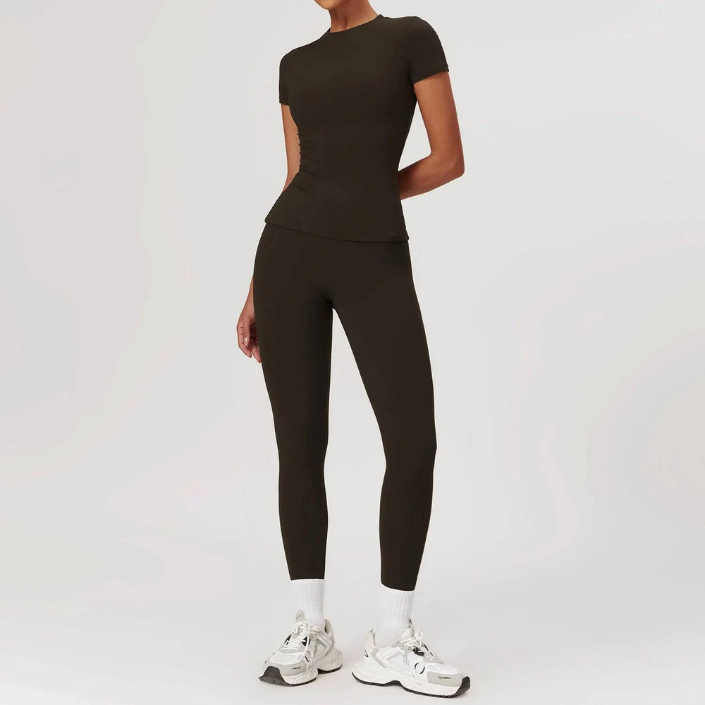 
                  
                    Tweedelige Sportset – Legging & T-Shirt - SkinzLine
                  
                