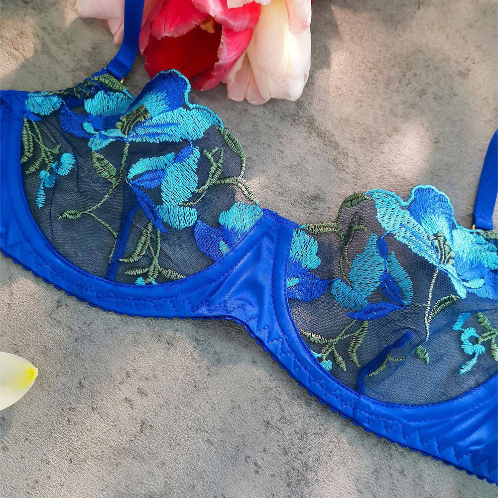 
                  
                    Blauwe Kanten en Satijnen Lingerieset – 3-Delig - SkinzLine
                  
                