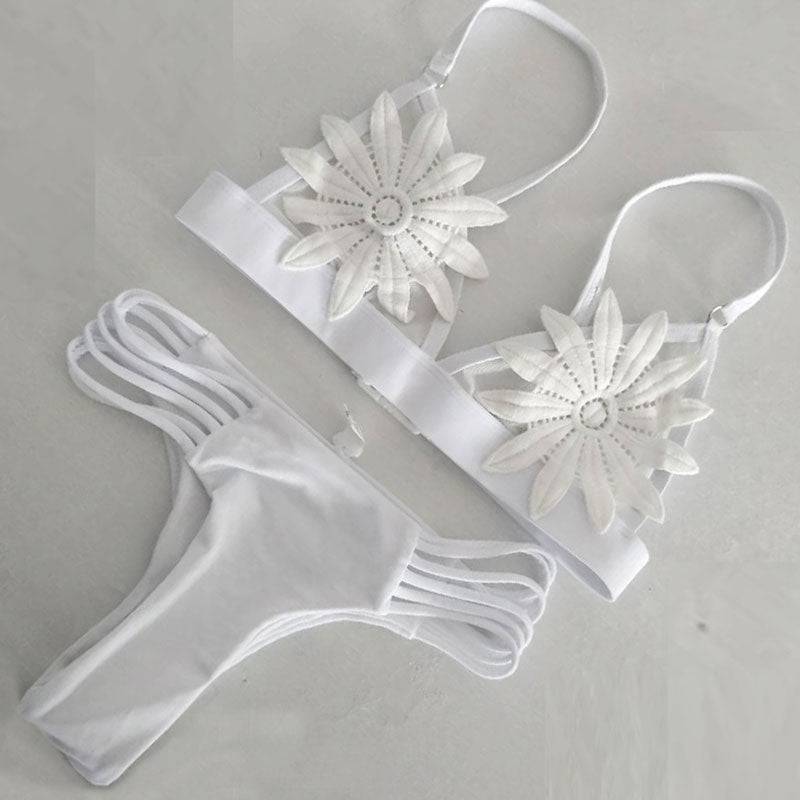 
                  
                    Braziliaanse Bikini met Bloemen & Mesh Details - SkinzLine
                  
                