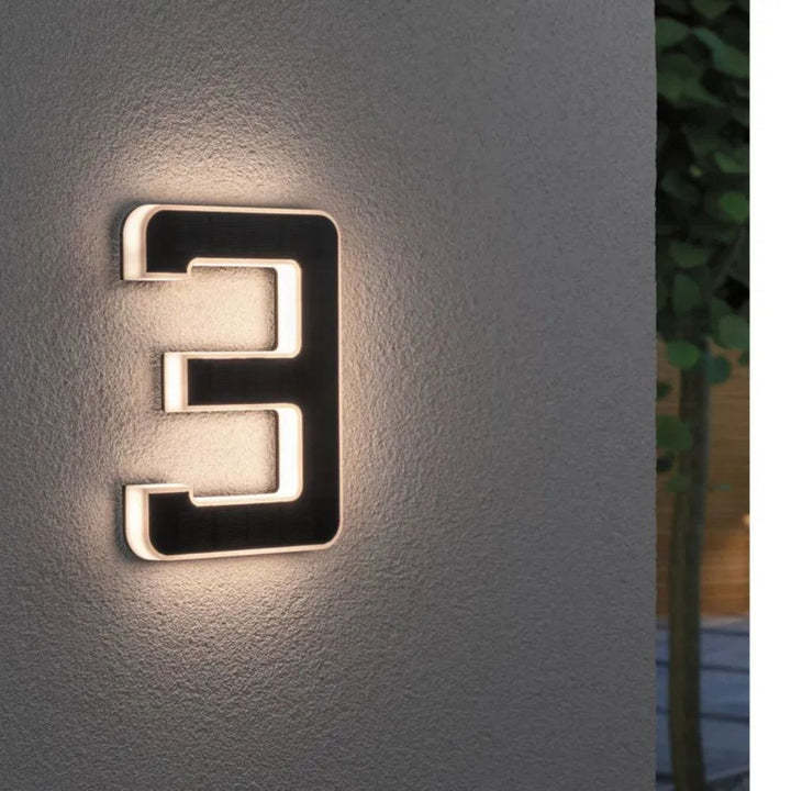 Huisnummer op zonne-energie met led en schemersensor