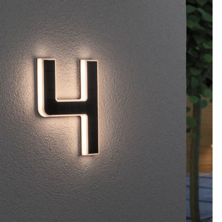 Huisnummer op zonne-energie met led en schemersensor