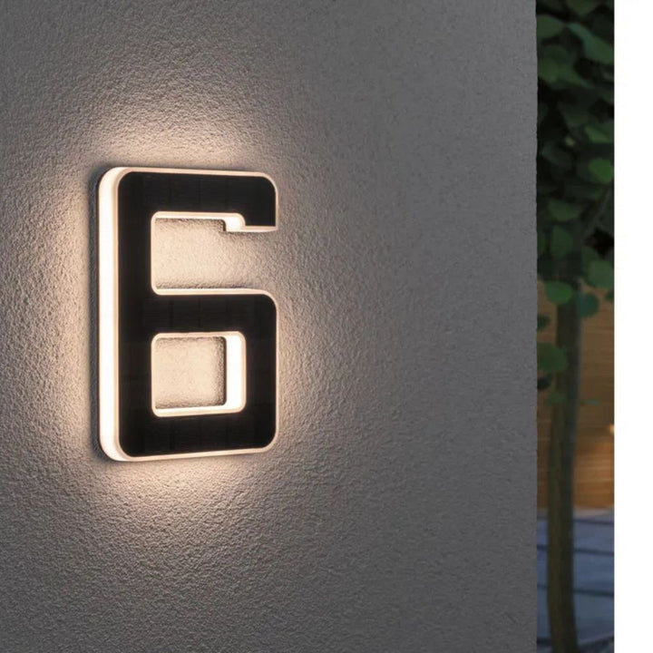 Huisnummer op zonne-energie met led en schemersensor