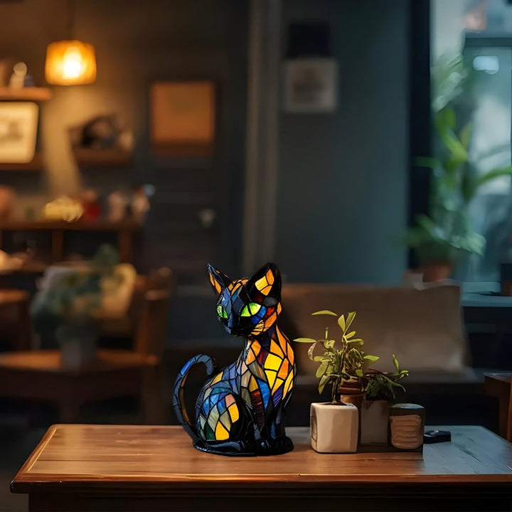 Tafellamp met kat in glas-in-lood, kleurrijk mozaïekpatroon en warme gloed, nachtkastverlichting