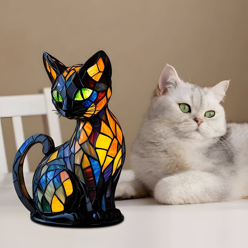 Tafellamp met kat in glas-in-lood, kleurrijk mozaïekpatroon en warme gloed, nachtkastverlichting