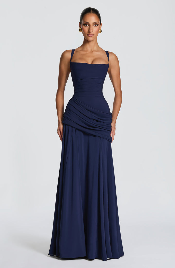Soepel vallende chiffon maxi-jurk met watervalhals en vetersluiting op de rug