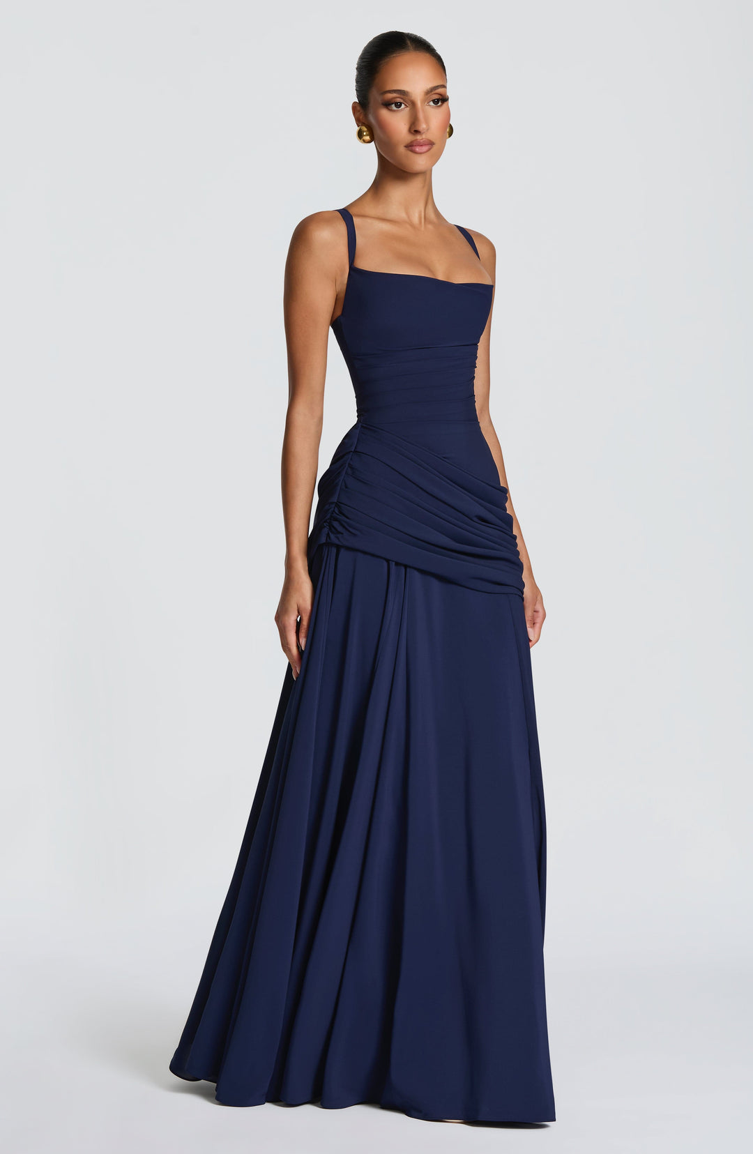 Soepel vallende chiffon maxi-jurk met watervalhals en vetersluiting op de rug