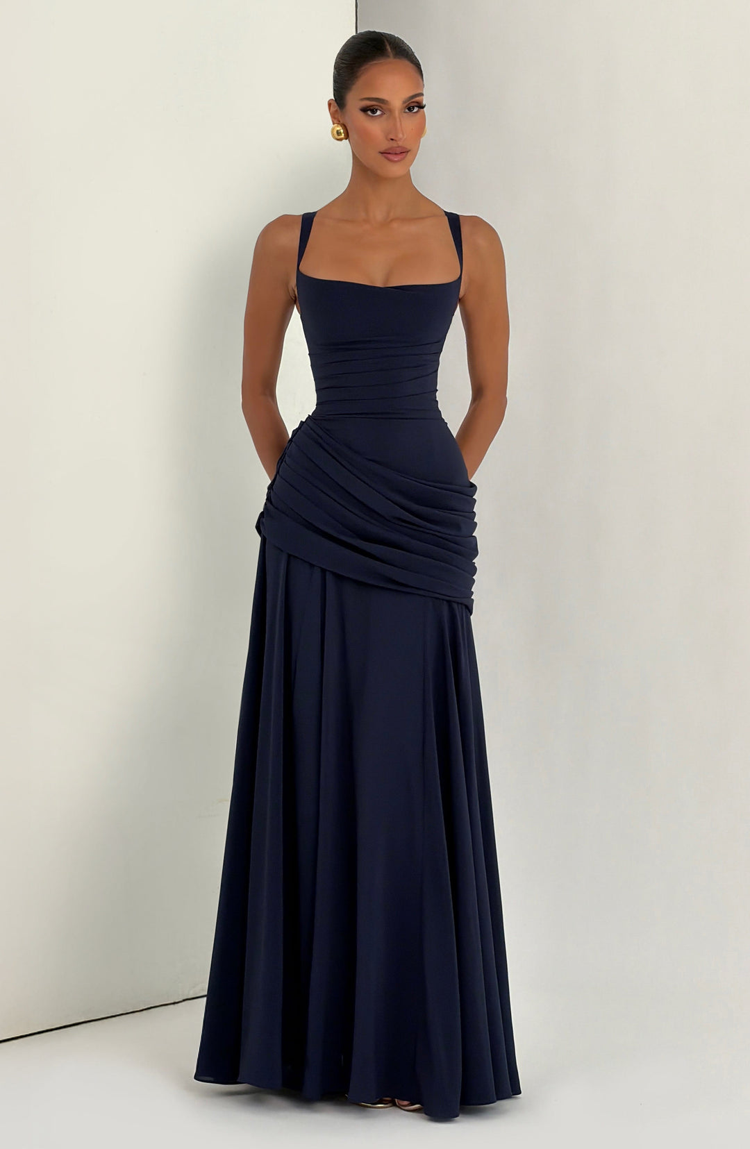 Soepel vallende chiffon maxi-jurk met watervalhals en vetersluiting op de rug