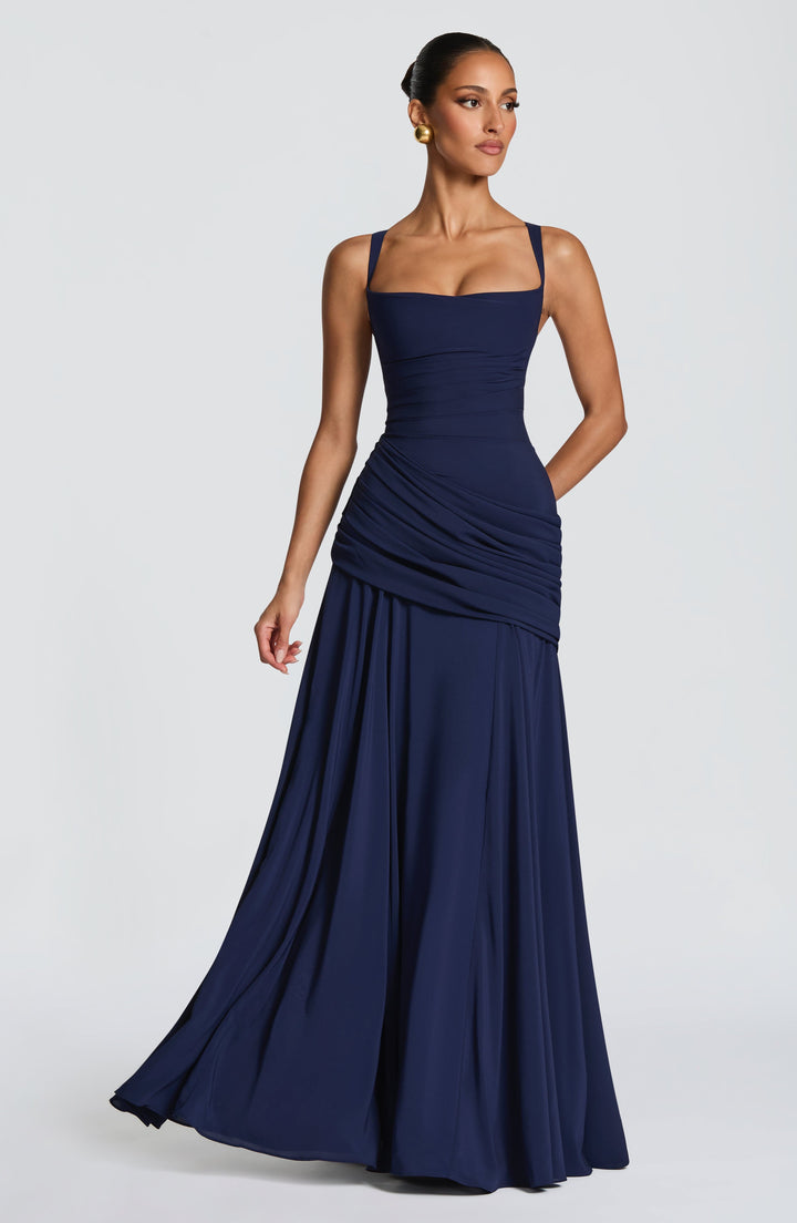 Soepel vallende chiffon maxi-jurk met watervalhals en vetersluiting op de rug