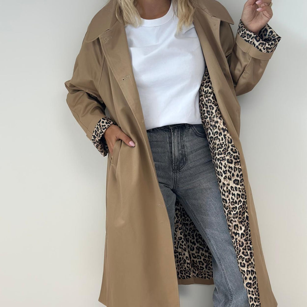 
                  
                    Hazel - Luipaardprint Trenchcoat voor Dames - SkinzLine
                  
                