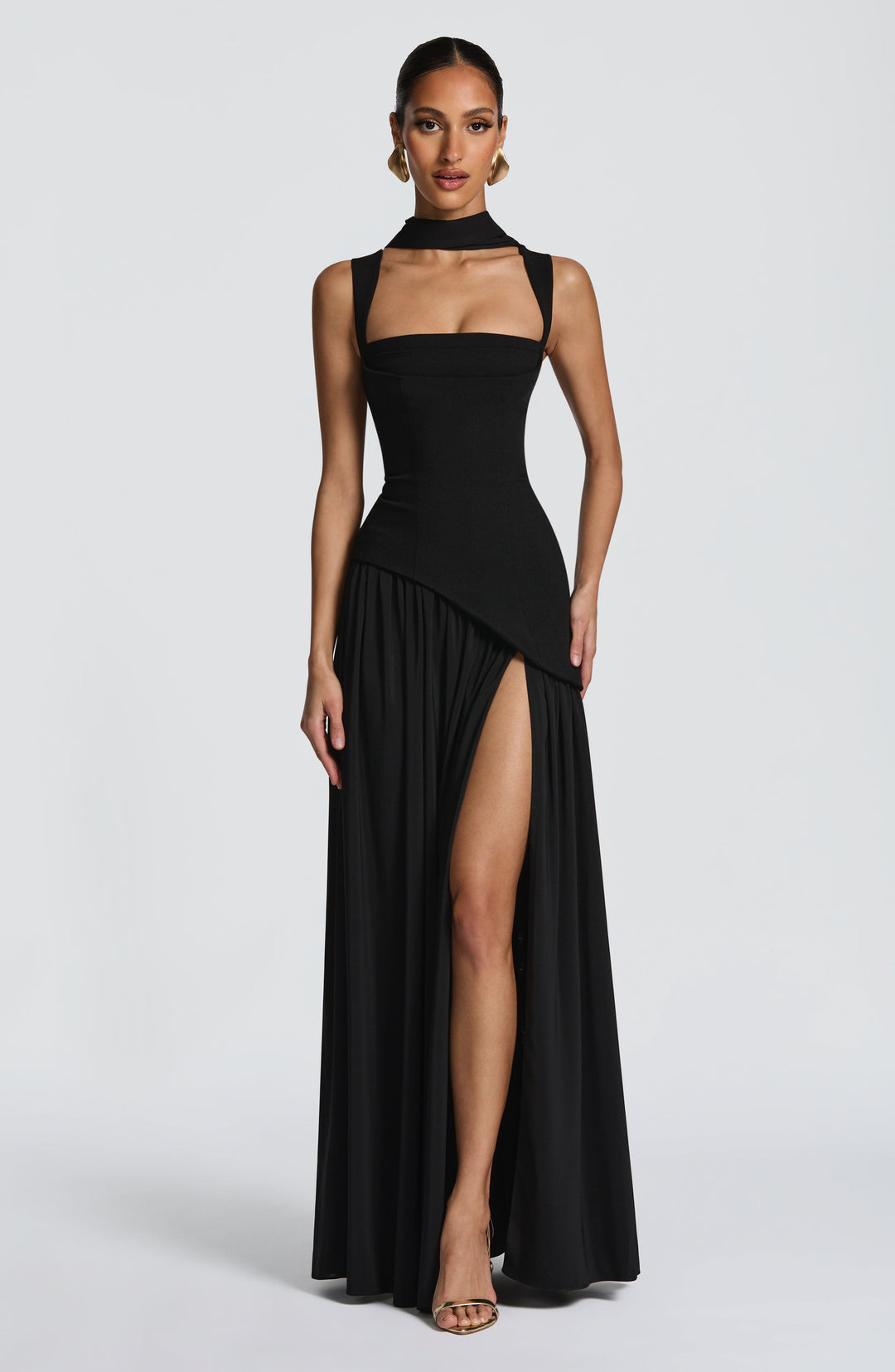 Vloeiende chiffon maxi-jurk met vetersluiting op de rug.