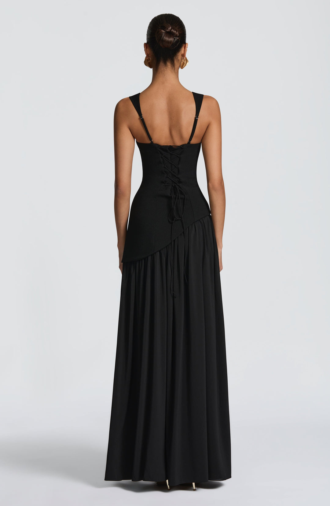 Vloeiende chiffon maxi-jurk met vetersluiting op de rug.