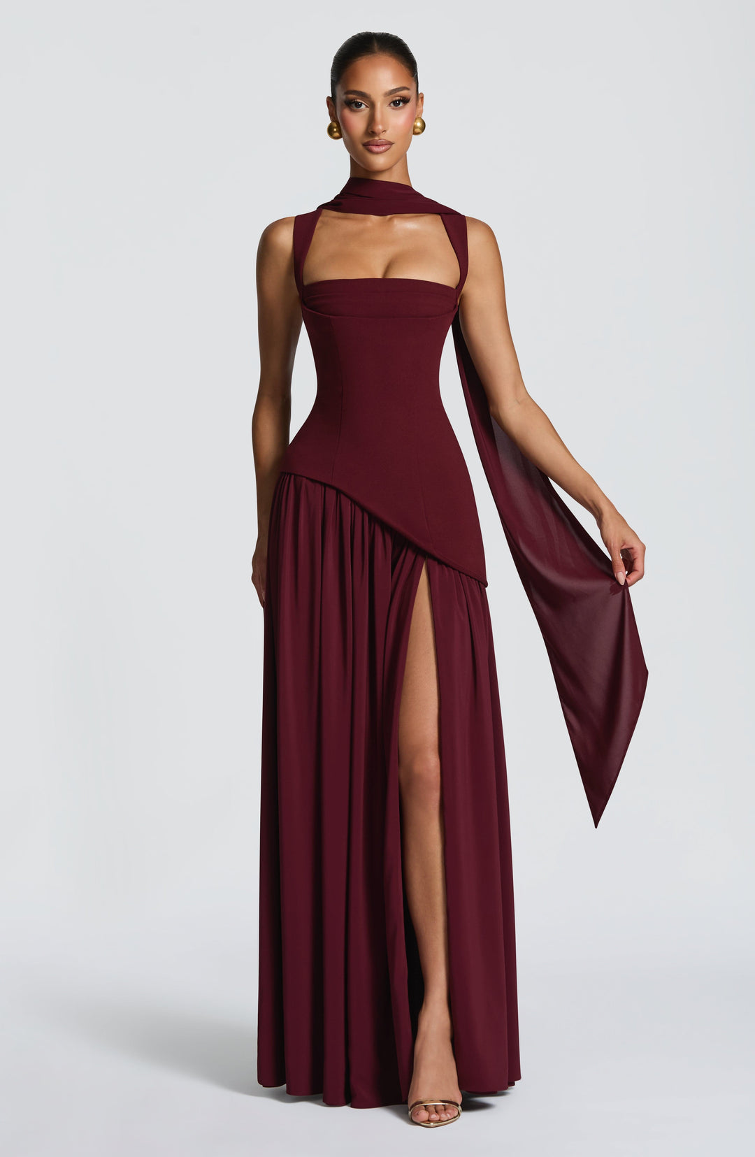 Vloeiende chiffon maxi-jurk met vetersluiting op de rug.