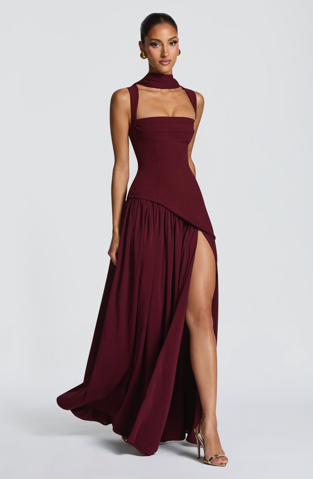 Vloeiende chiffon maxi-jurk met vetersluiting op de rug.