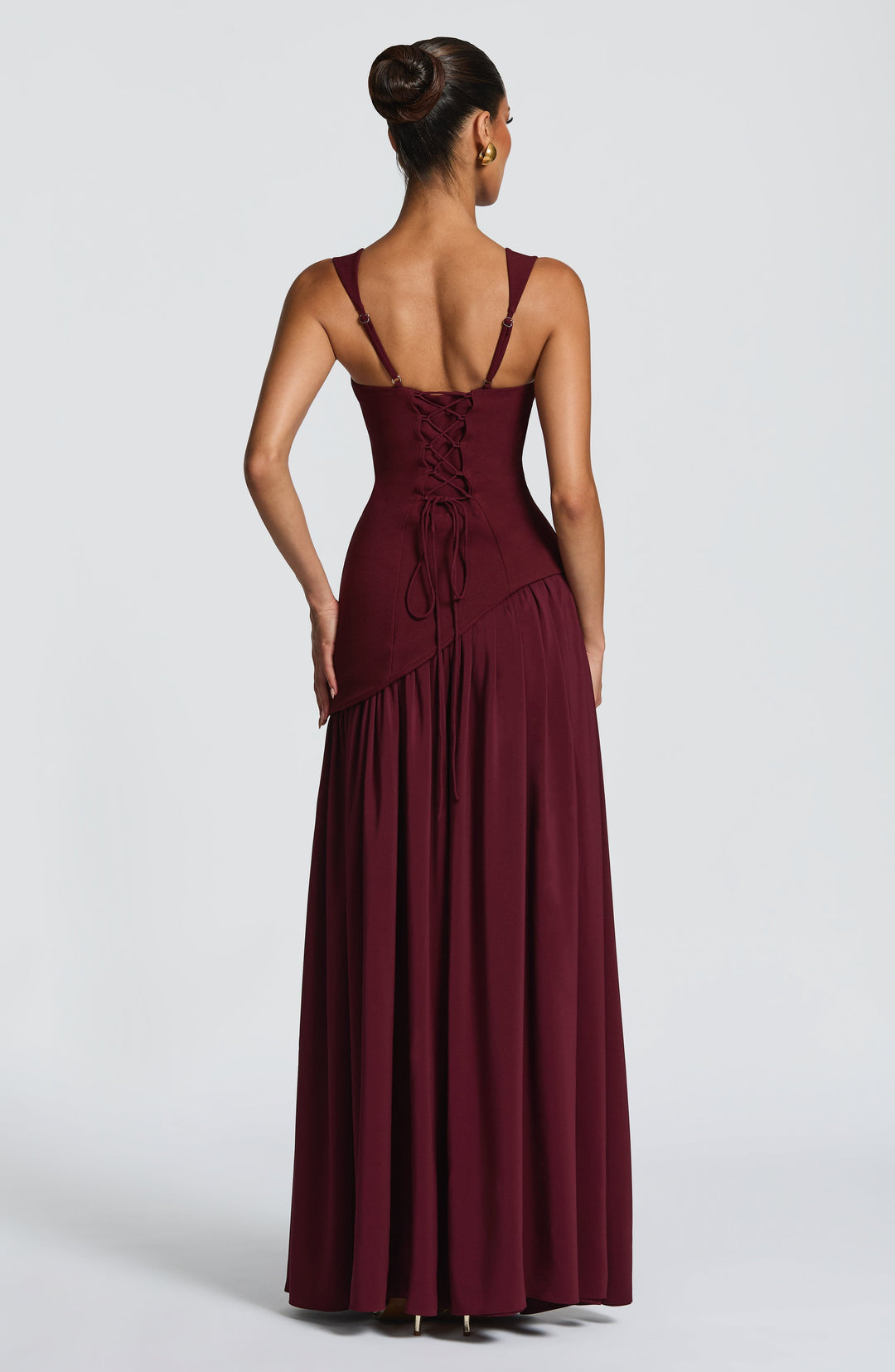 Vloeiende chiffon maxi-jurk met vetersluiting op de rug.