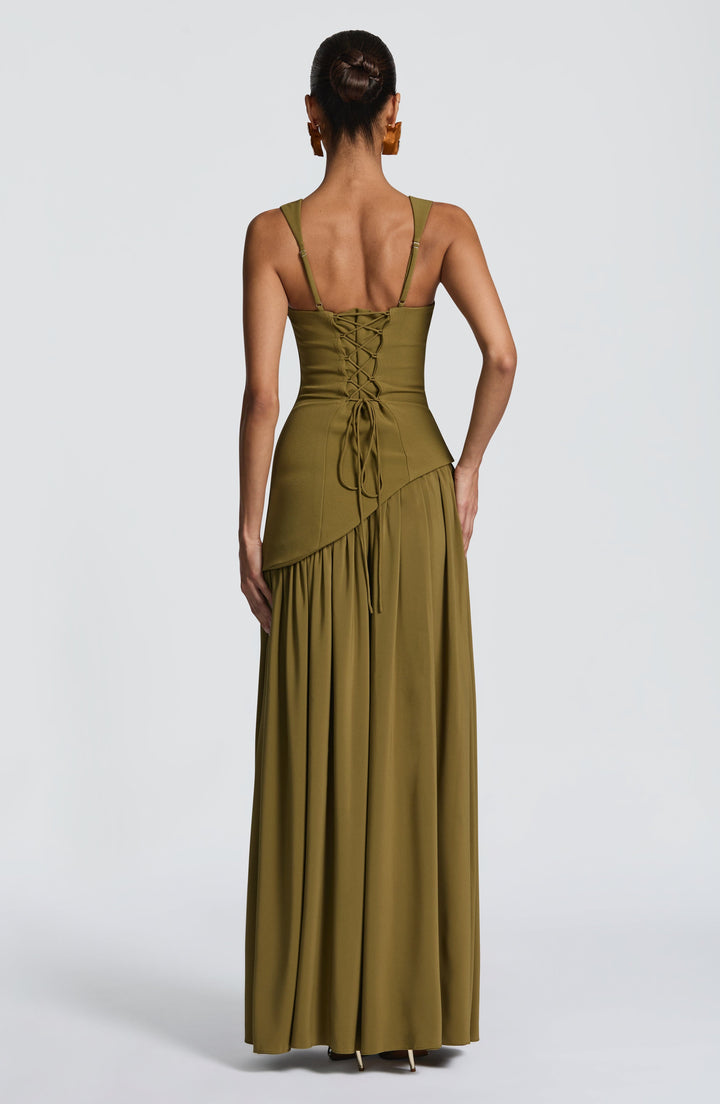 Vloeiende chiffon maxi-jurk met vetersluiting op de rug.