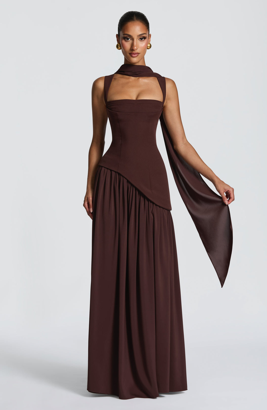 Vloeiende chiffon maxi-jurk met vetersluiting op de rug.