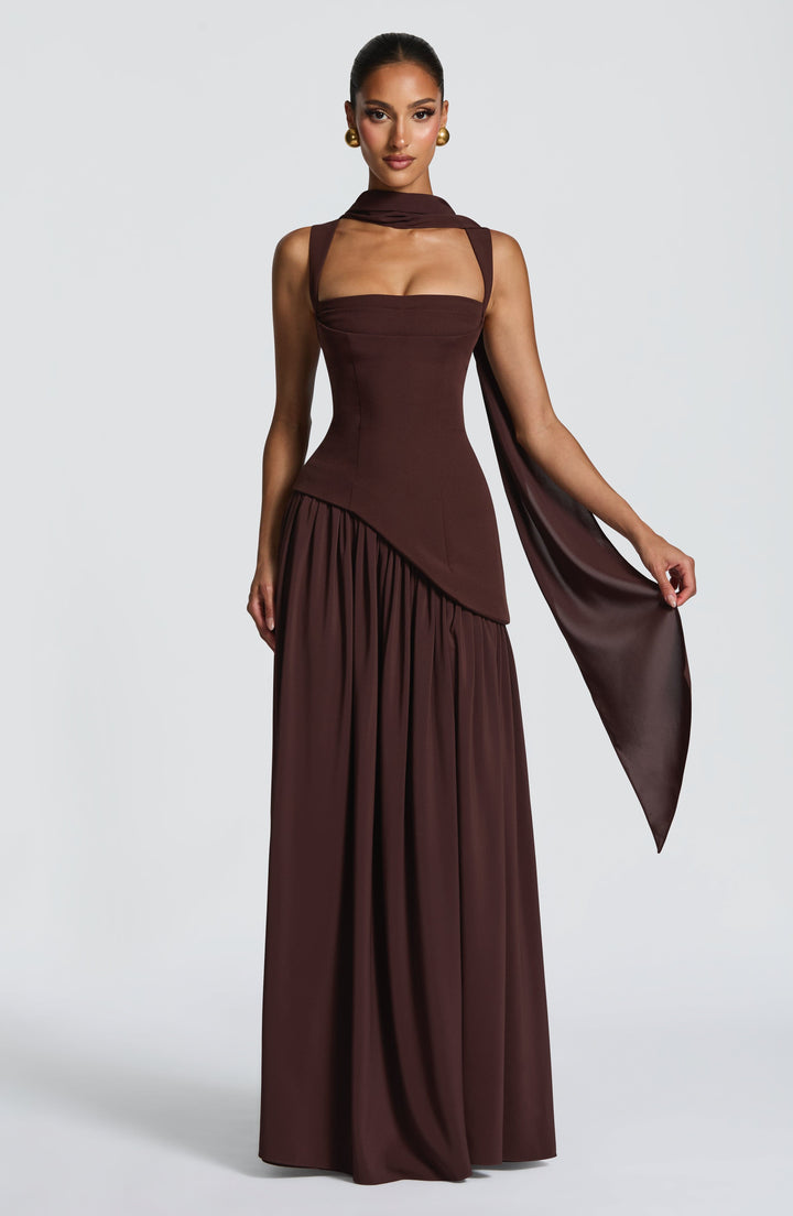Vloeiende chiffon maxi-jurk met vetersluiting op de rug.
