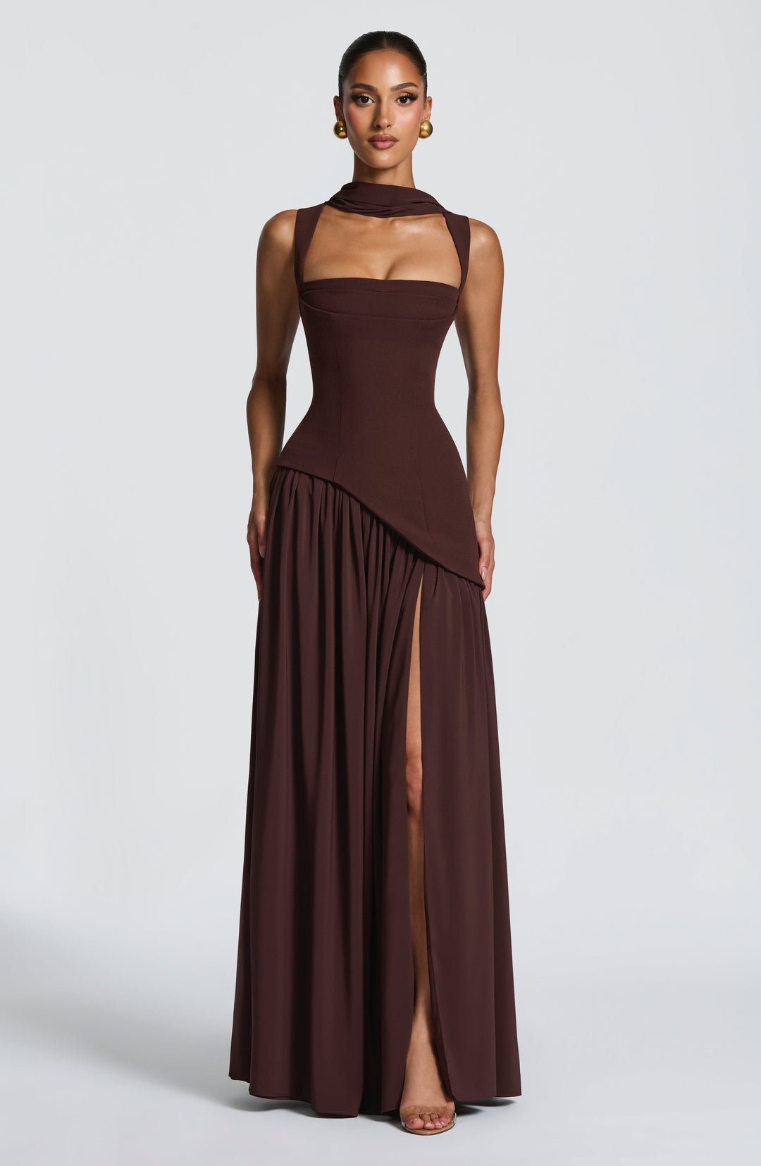 Vloeiende chiffon maxi-jurk met vetersluiting op de rug.
