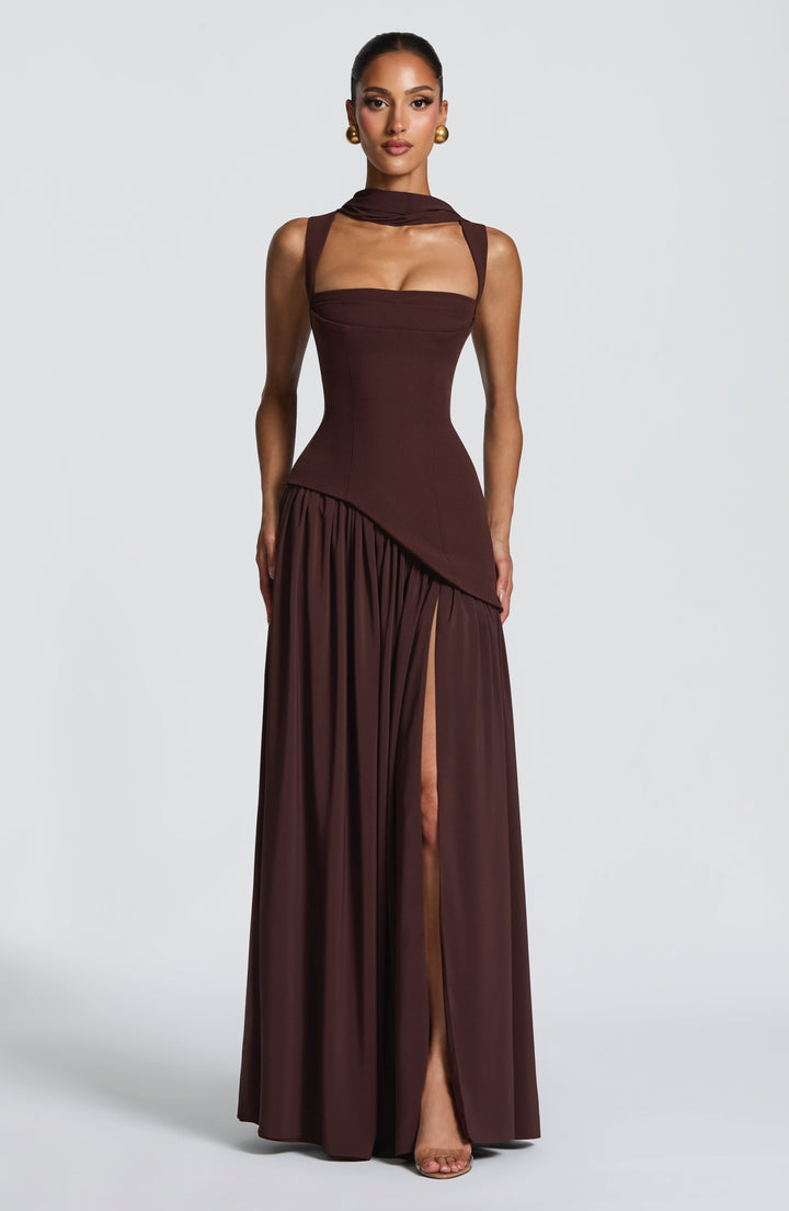 Vloeiende chiffon maxi-jurk met vetersluiting op de rug.
