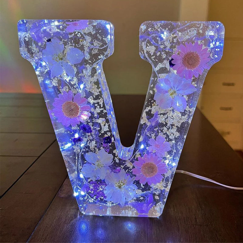 LumiFlair Nachtlampje met Initiaal en Bloemen | Gepersonaliseerd Licht in Hars met Zachte LED-verlichting