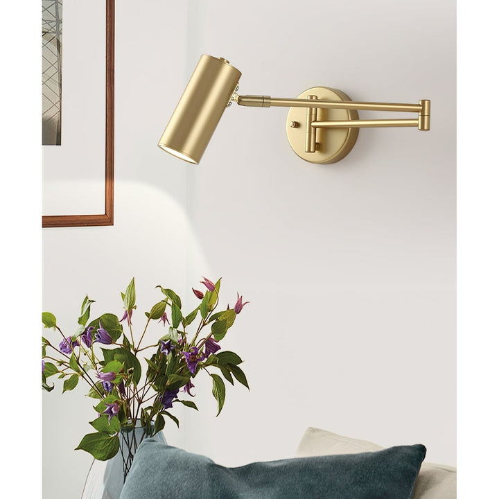 Wandlamp met zwenkarm en verstelbare kop als leeslamp