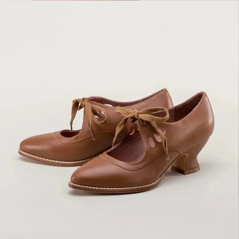 Mary Jane pumps met cut-outs en veters