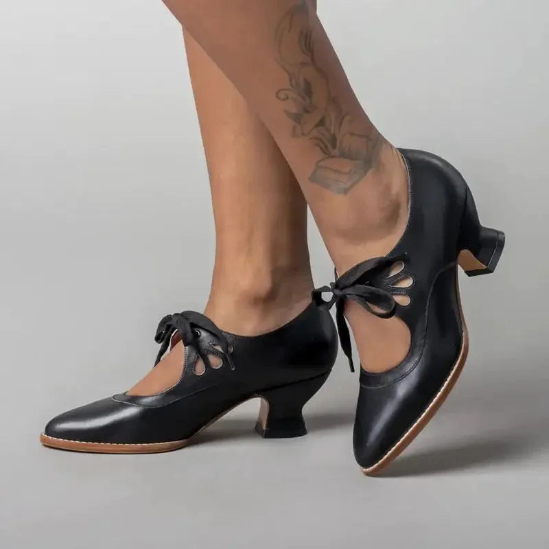 Mary Jane pumps met cut-outs en veters