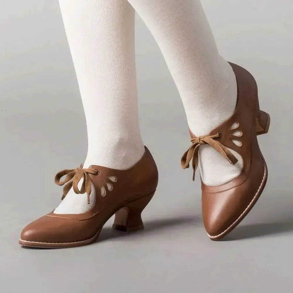 Mary Jane pumps met cut-outs en veters