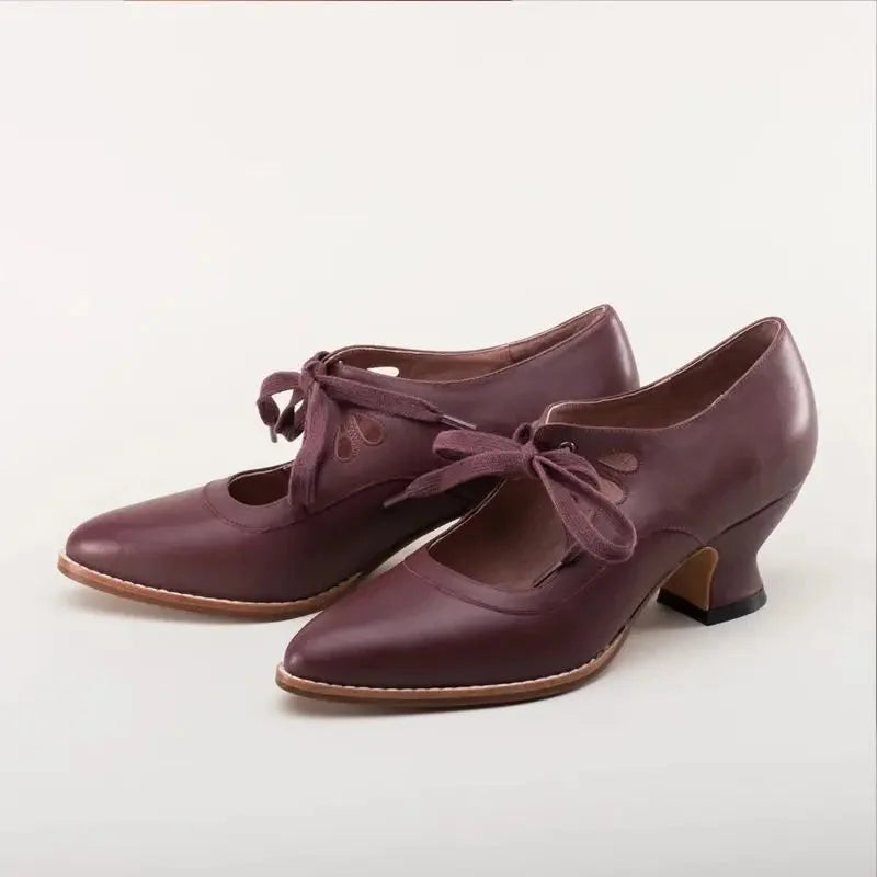 Mary Jane pumps met cut-outs en veters
