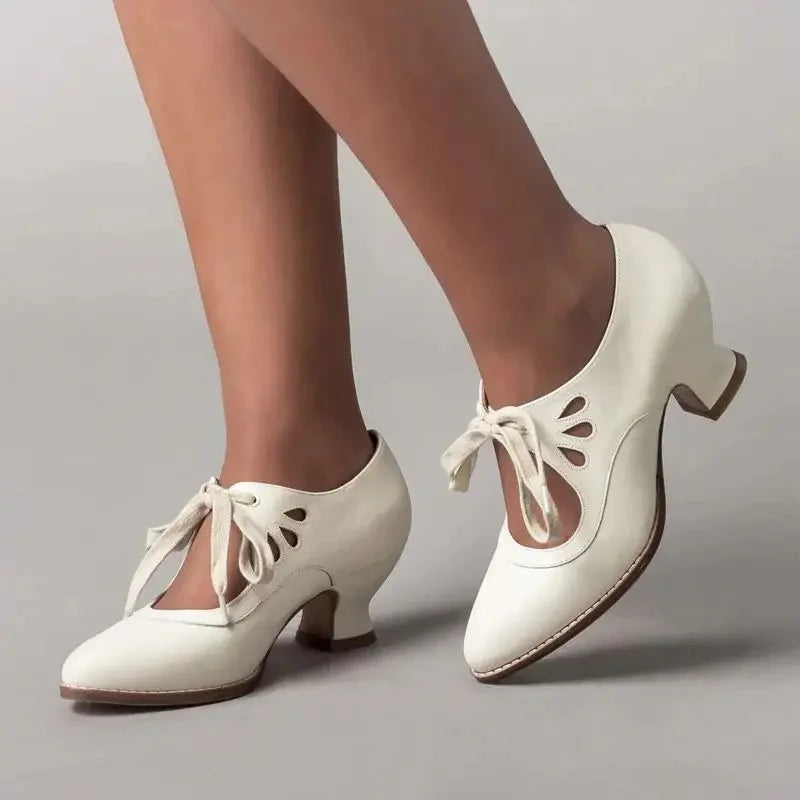Mary Jane pumps met cut-outs en veters