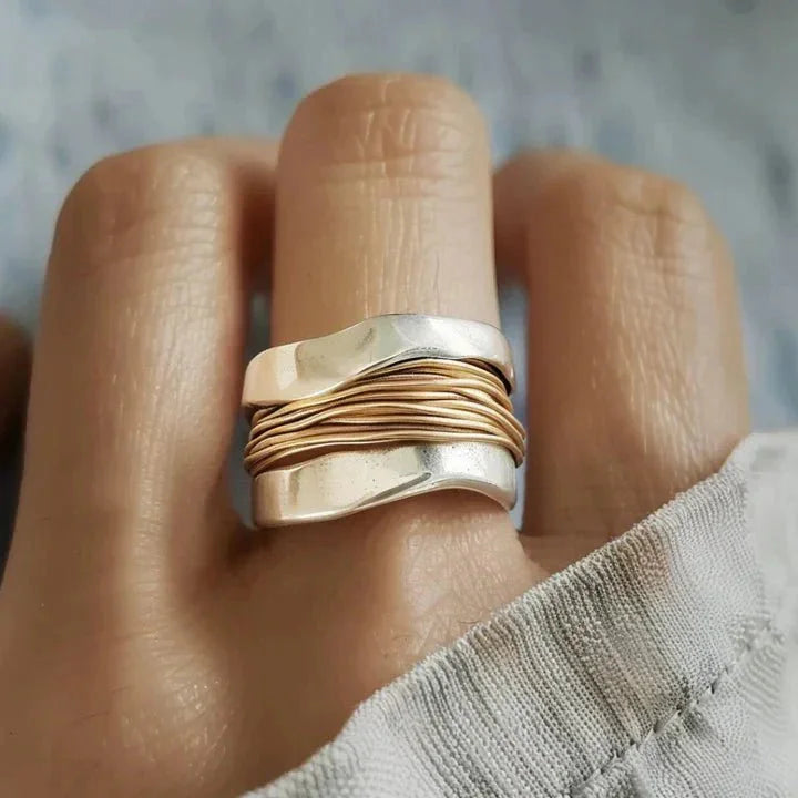 Tweekleurige metalen ring met wire-wrap detail