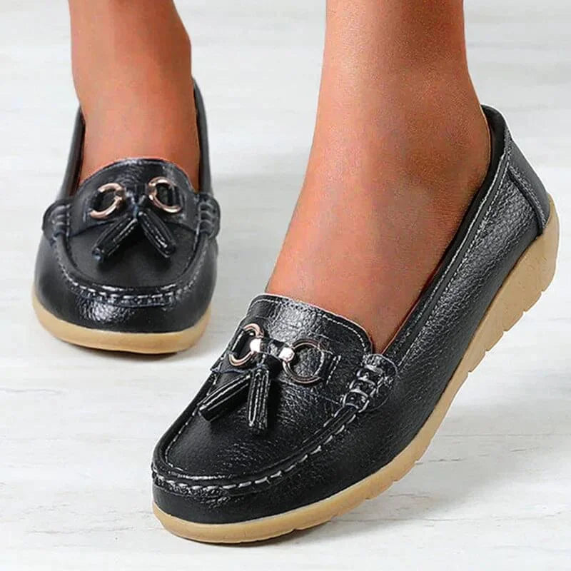 Platte moc-toe loafers met kwastjes en goudkleurige gesp