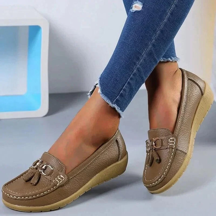 Platte moc-toe loafers met kwastjes en goudkleurige gesp