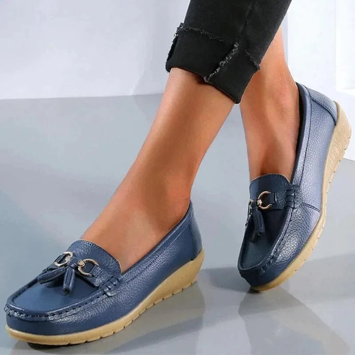 Platte moc-toe loafers met kwastjes en goudkleurige gesp