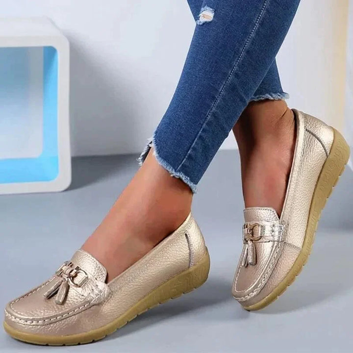 Platte moc-toe loafers met kwastjes en goudkleurige gesp