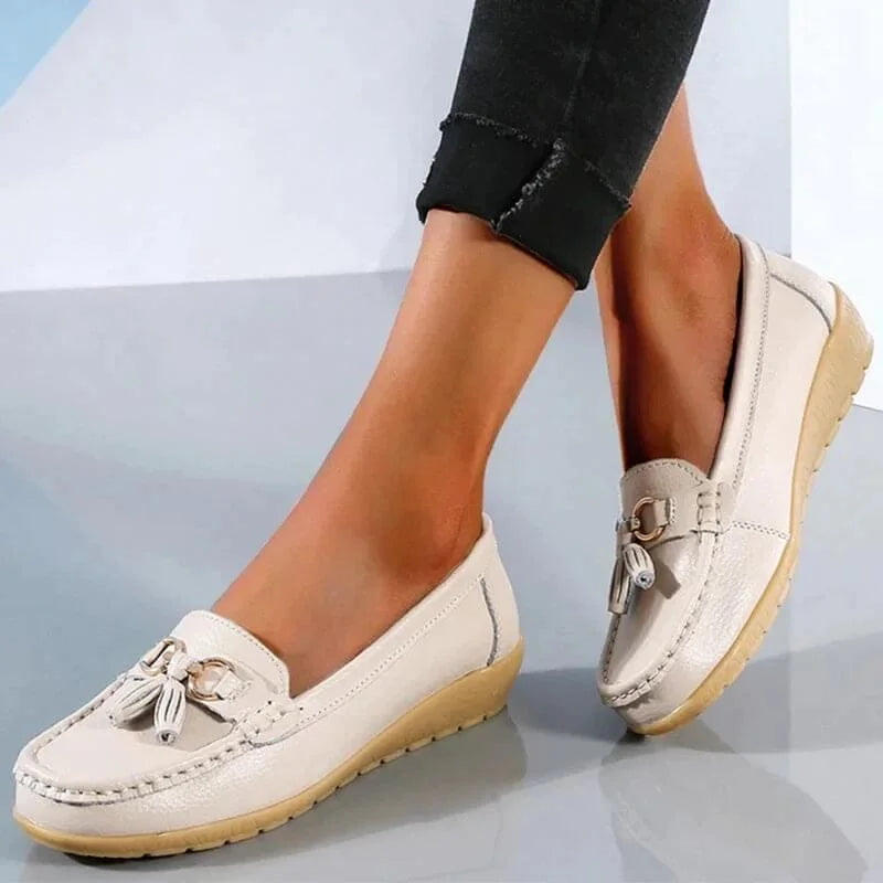 Platte moc-toe loafers met kwastjes en goudkleurige gesp