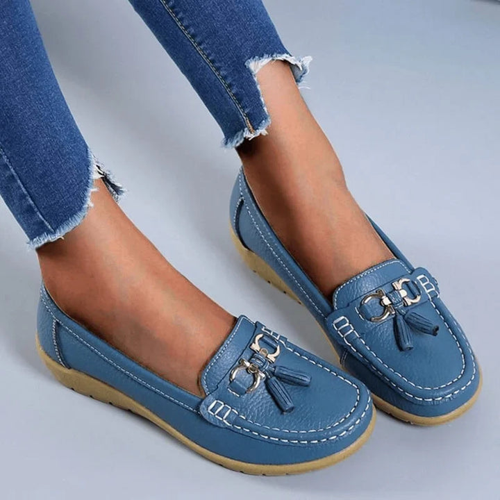 Platte moc-toe loafers met kwastjes en goudkleurige gesp