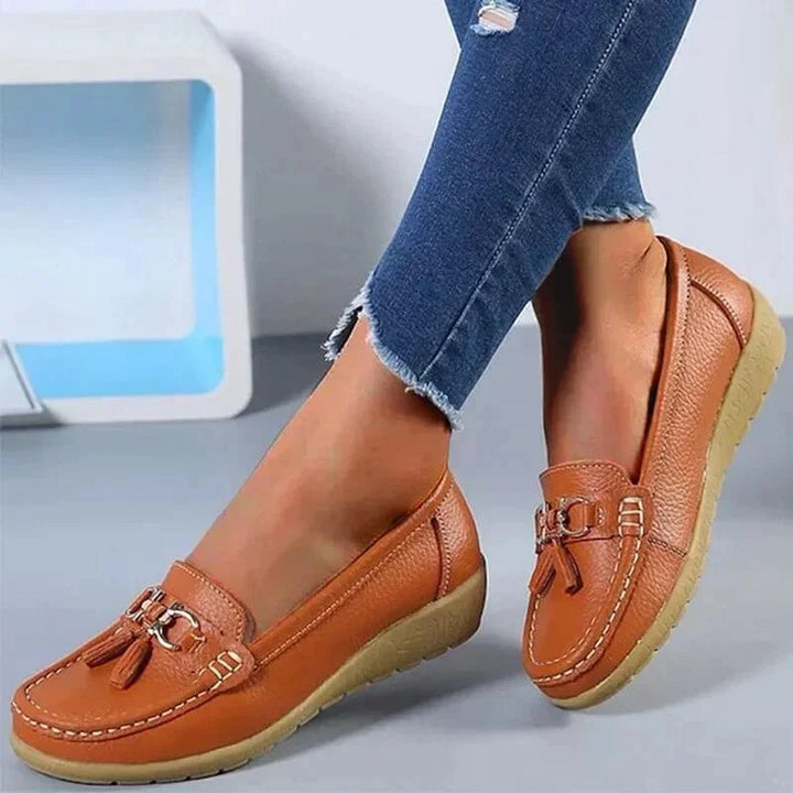 Platte moc-toe loafers met kwastjes en goudkleurige gesp