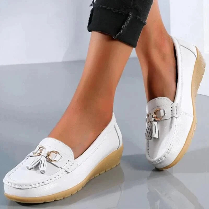 Platte moc-toe loafers met kwastjes en goudkleurige gesp