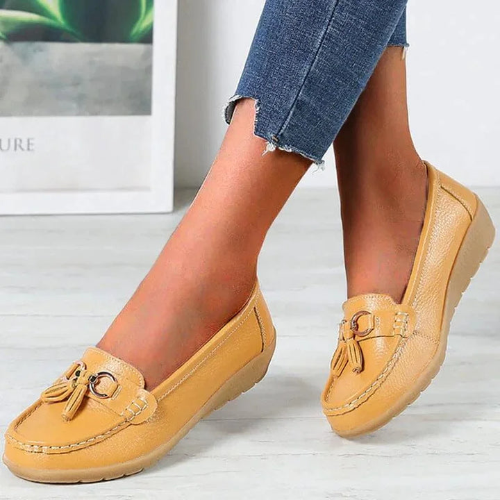 Platte moc-toe loafers met kwastjes en goudkleurige gesp