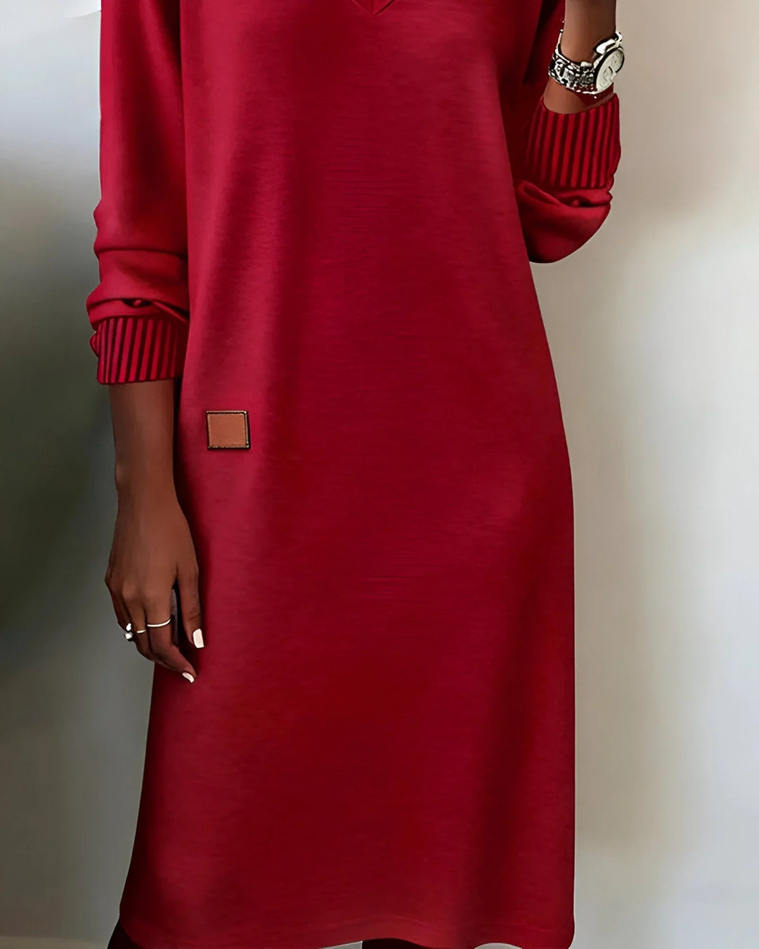 Gebreide midi-jurk met V-hals en patchdetail